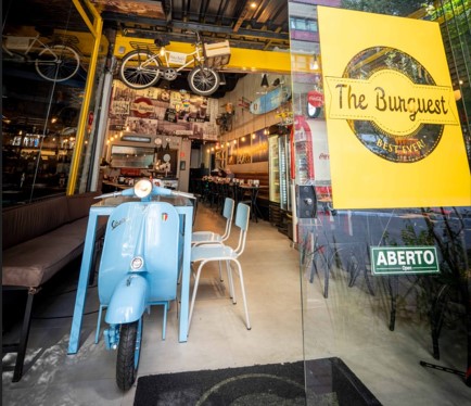 Entrada com identificação e ambientação da The Burguest, Real Parque