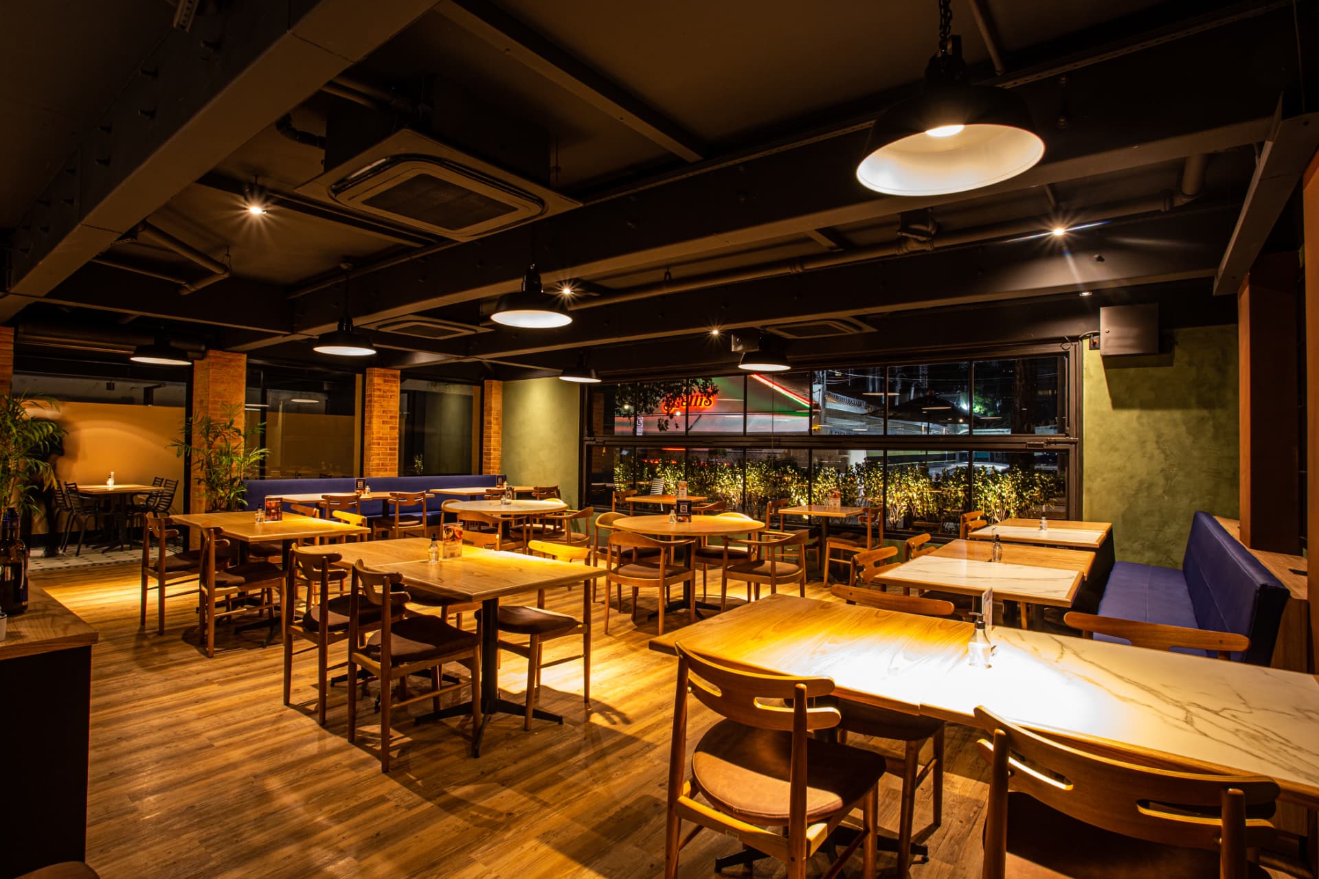 Mesas e ambientação do salão da 1900 Pizzeria, Jardins