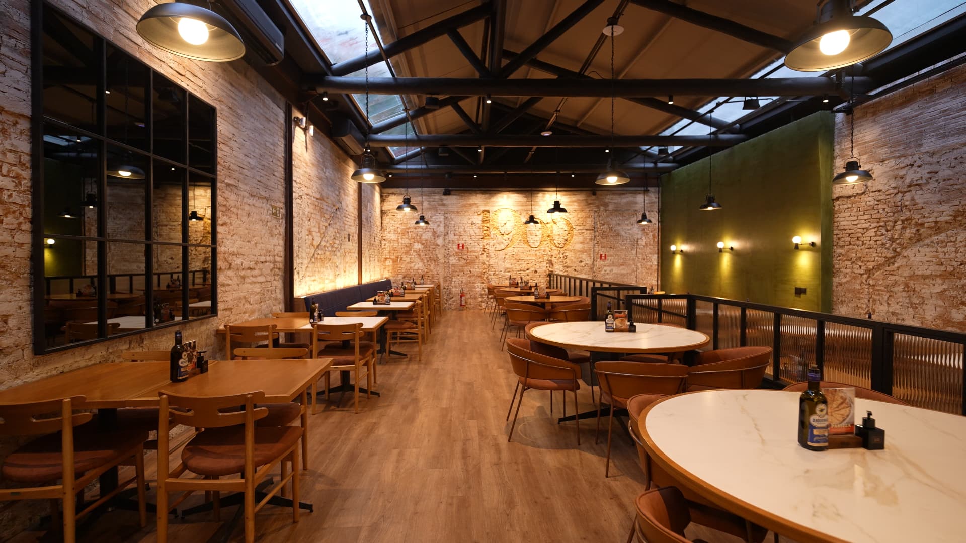 Mesas e iluminação da 1900 Pizzeria, Pinheiros