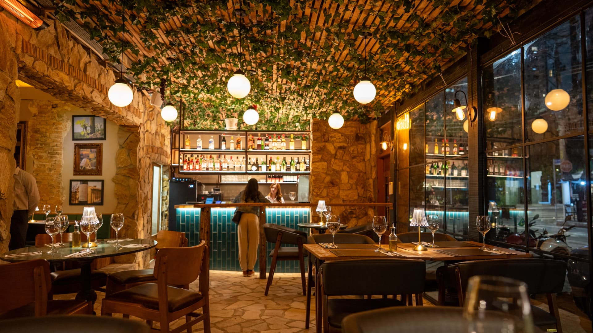 Bar e mesas junto às janelas do Ogni Giorno, Moema