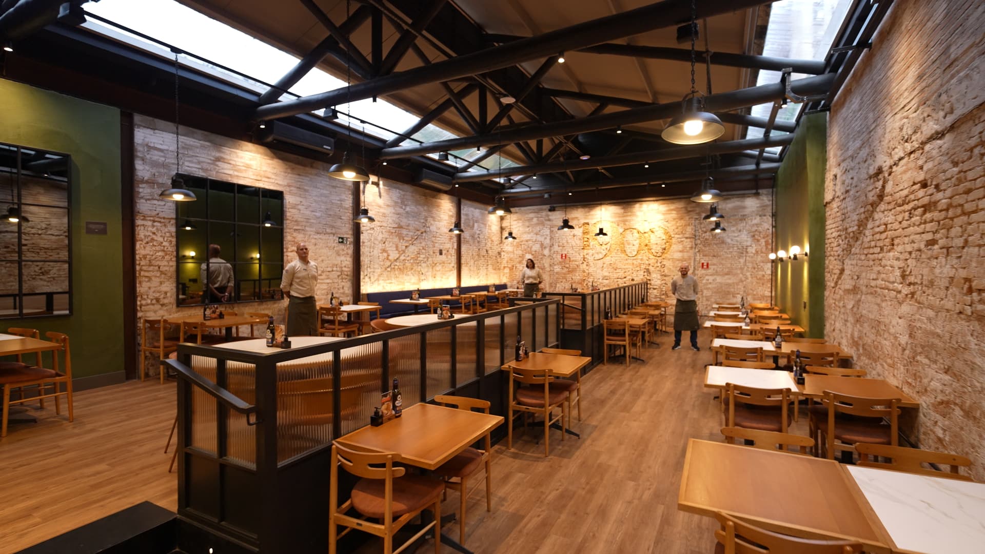 Salão com tijolos aparentes da 1900 Pizzeria, Pinheiros