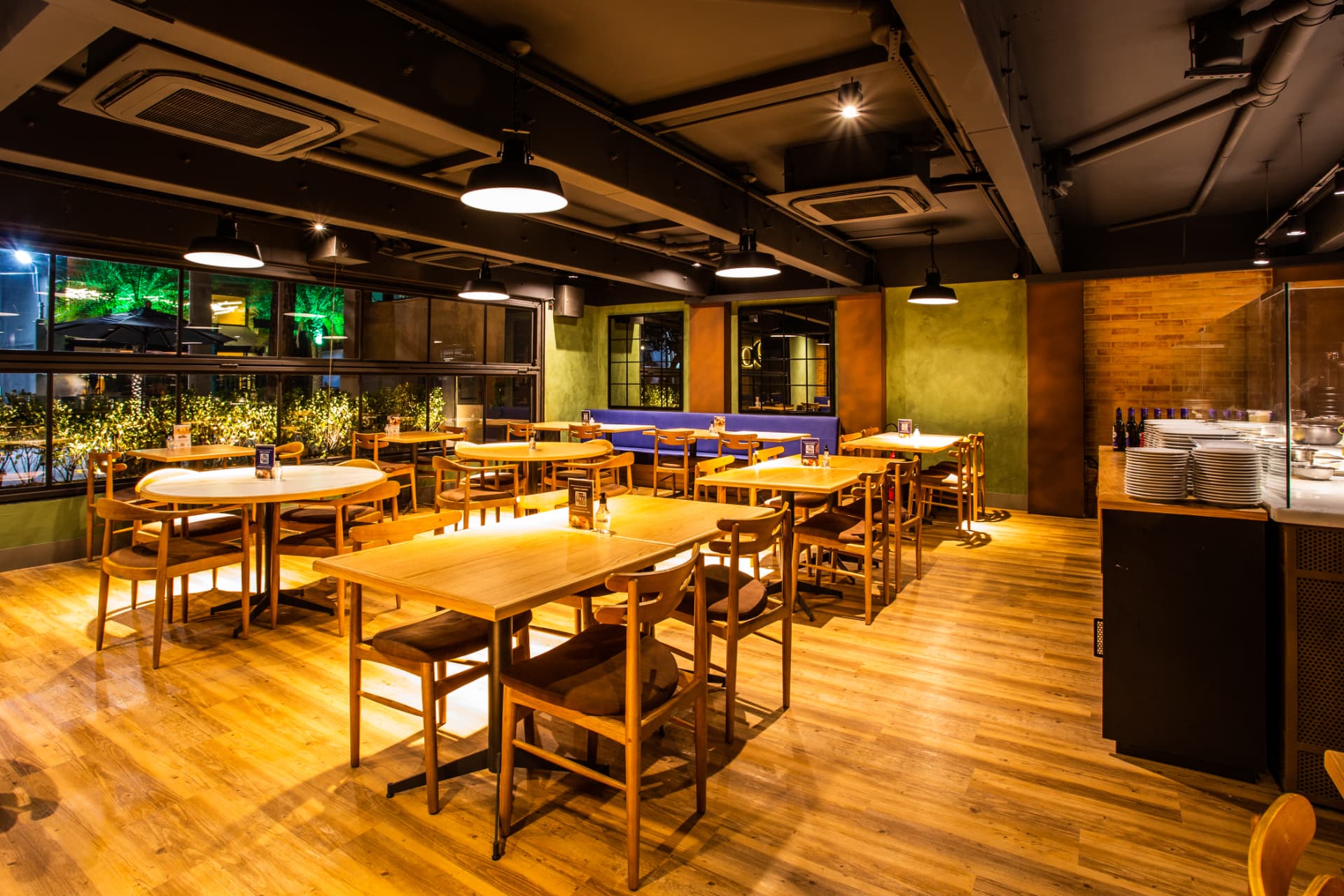Salão e bar da 1900 Pizzeria, Jardins