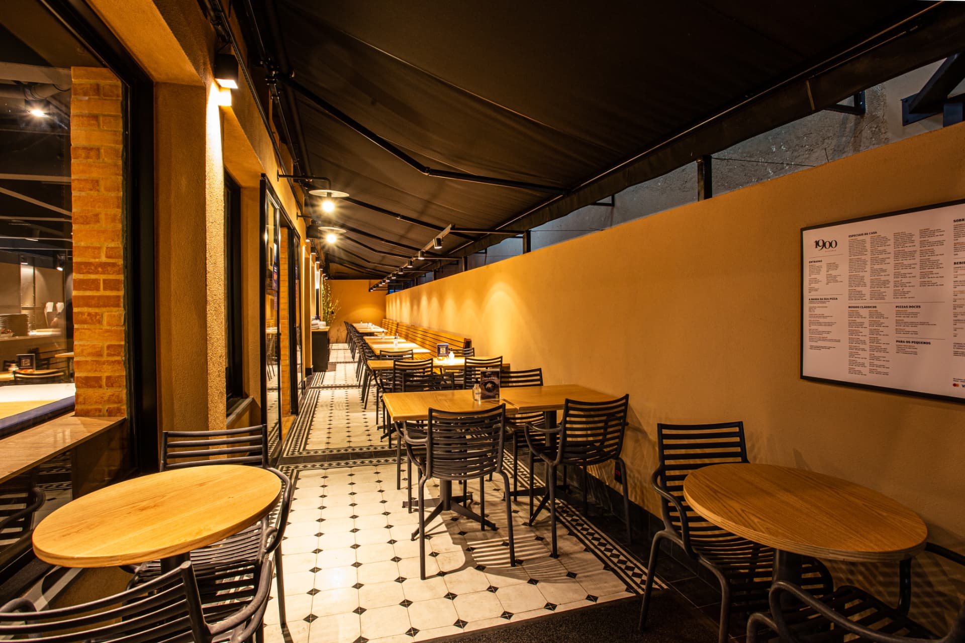 Varanda lateral da 1900 Pizzeria, Jardins