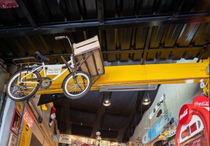 Bicicleta suspensa e estrutura do teto da The Burguest, Real Parque